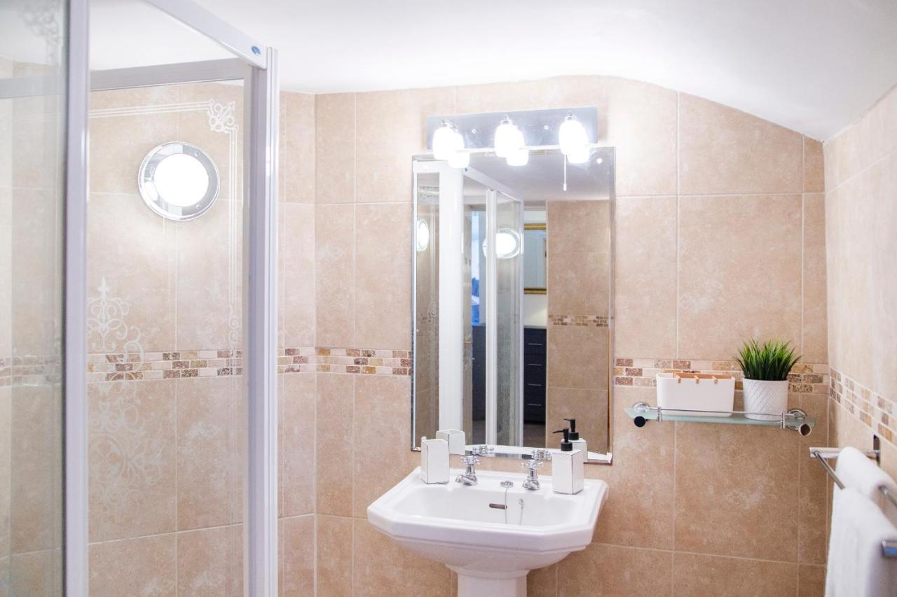 Cosy Open Plan Harbourside Inn With Superking Beds, Wood Burning Stove And Bar Torquay Zewnętrze zdjęcie